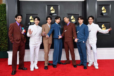 BTS, boyband asal Korea Selatan yang fenomenal, bukan hanya dikenal karena talenta musikal mereka tetapi juga karena selera mewah dalam (Sumber foto : Medcom)