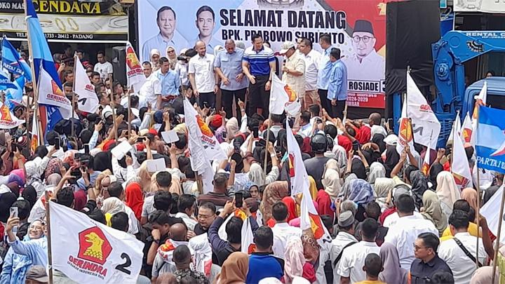 Calon presiden nomor urut 2, Prabowo Subianto, mengunjungi ribuan pendukungnya di Pasar Raya Kota Padang, Sumatera Barat, pada Sabtu (Sumber foto: Tempo)