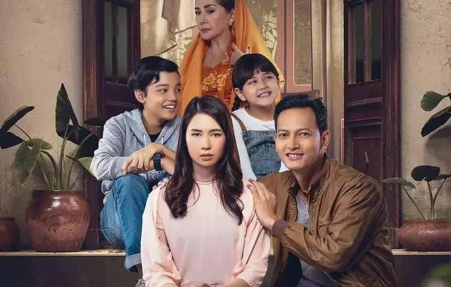 "Rumah Masa Depan," sebuah film yang mengadaptasi sinetron dengan judul yang sama yang pernah tayang di TVRI pada tahun 1984, menghadirkan (Sumber foto: BeritaSatu)