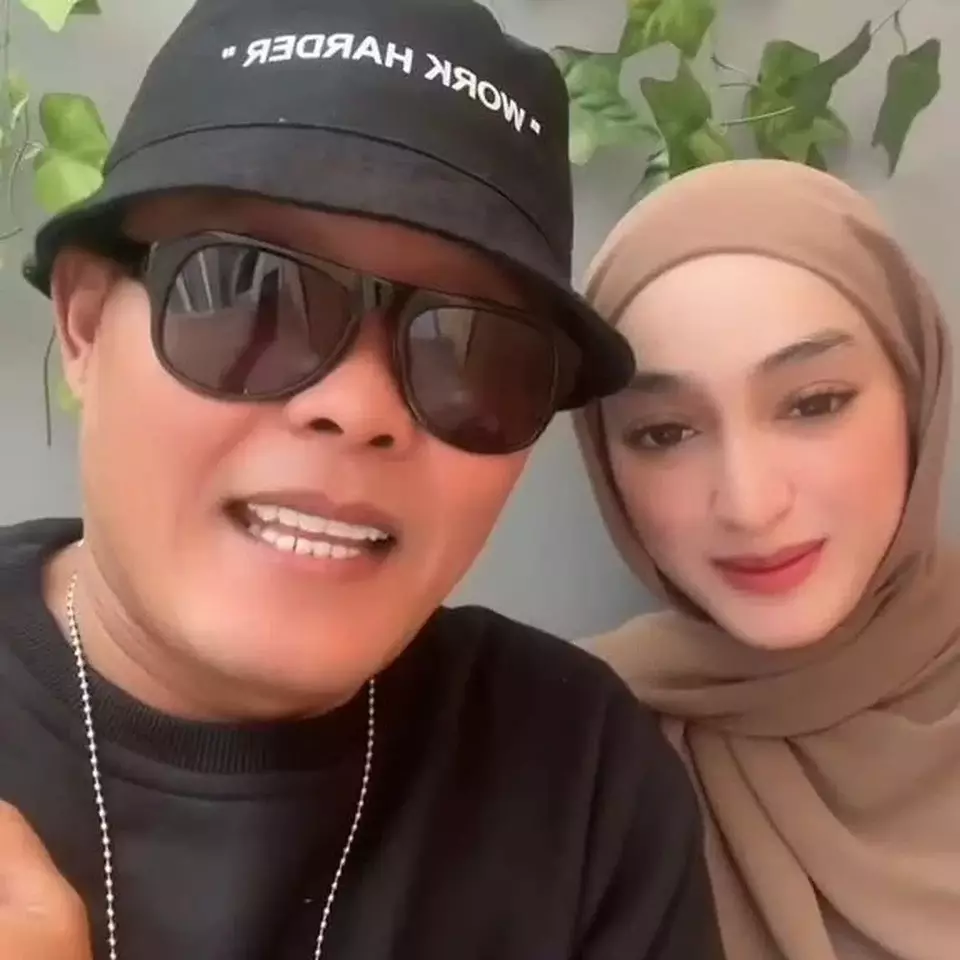 Kehidupan asmara Sule, pelawak kondang Indonesia, selalu menjadi perhatian publik. Belakangan, kabar kebersamaannya dengan (Sumber foto : Beritasatu)