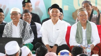 Pada Kamis malam (21/12/2023), calon presiden nomor urut 3, Ganjar Pranowo, menerima kunjungan dari sedikitnya 24 kiai dari berbagai daerah di kawasan Kuningan ( Sumber foto : Era.id)