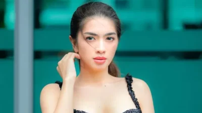 Angel Karamoy, sosok yang tak asing bagi masyarakat Indonesia, tidak hanya dikenal sebagai artis, penyanyi, dan presenter, tetapi juga sebagai : Sumber foto : Hops.id)