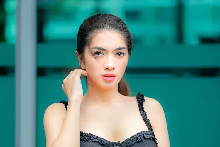 Angel Karamoy, sosok yang tak asing bagi masyarakat Indonesia, tidak hanya dikenal sebagai artis, penyanyi, dan presenter, tetapi juga sebagai : Sumber foto : Hops.id)