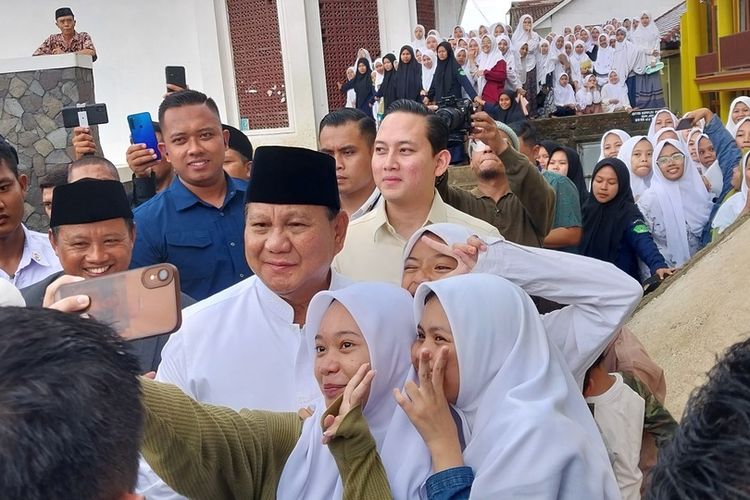 Calon presiden nomor urut dua, Prabowo Subianto, mengunjungi Pesantren Miftahul Huda di Kecamatan Manonjaya, Kabupaten Tasikmalaya, Jawa Barat (Sumber foto : Kompas.com)