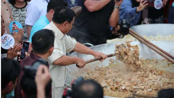 Calon presiden nomor urut 2, Prabowo Subianto, menunjukkan kehadirannya dalam acara Makan Besar yang diadakan bersama konten kreator Bobon (Sumber Foto: VIVA)