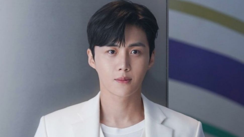 Bagi para penggemar drama Korea, Kim Seon Ho tentu bukanlah nama yang asing. Aktor kelahiran 1987 ini telah sukses membintangi beberapa (Sumber foto: Suara.com)