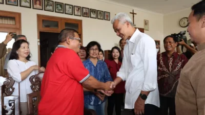 Calon presiden 2024 nomor urut 03, Ganjar Pranowo, mengunjungi sejumlah gereja di Solo dalam rangka merayakan Natal pada Minggu (24/12). Dalam kunjungannya, (Sumber foto : Kilat solo)