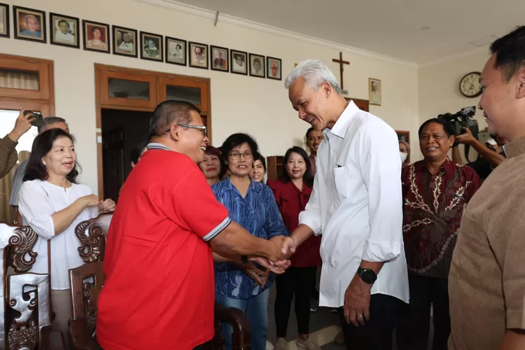 Calon presiden 2024 nomor urut 03, Ganjar Pranowo, mengunjungi sejumlah gereja di Solo dalam rangka merayakan Natal pada Minggu (24/12). Dalam kunjungannya, (Sumber foto : Kilat solo)