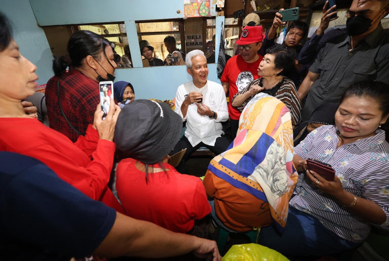 Capres nomor urut 3 Pilpres 2024, Ganjar Pranowo, membuat heboh Pasar Kota Wonogiri, Kabupaten Wonogiri, Jawa Tengah, pada Jumat (29/12/2023) dalam rangka safari (Sumber foto: Jpnn)
