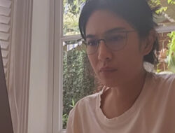 Dian Sastrowardoyo Berbagi Momen Kesehariannya, Fokus Menulis Skrip Film dengan Casual Style