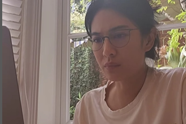 Dian Sastrowardoyo, artis peran terkenal Indonesia, kembali membagikan momen kesehariannya yang kali ini mencuri perhatian para pengikutnya di Instagram. (Sumber foto : Stylo)