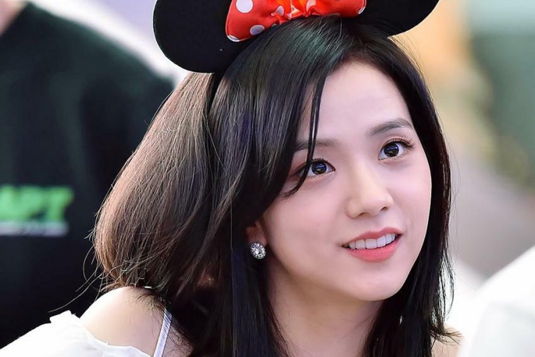 Sejak lama, Jisoo Blackpink dikenal dengan keindahan rambut hitamnya yang indah dan sehat. Meskipun jarang melakukan perubahan gaya rambut (Sumber foto: BliBli)