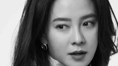 Aktor dan bintang Running Man, Song Ji Hyo, berhasil memenangkan gugatan terhadap mantan agensinya, Uzurocks, terkait penghasilan yang belum dibayar. 9Sumber foto : Kpop Chart)