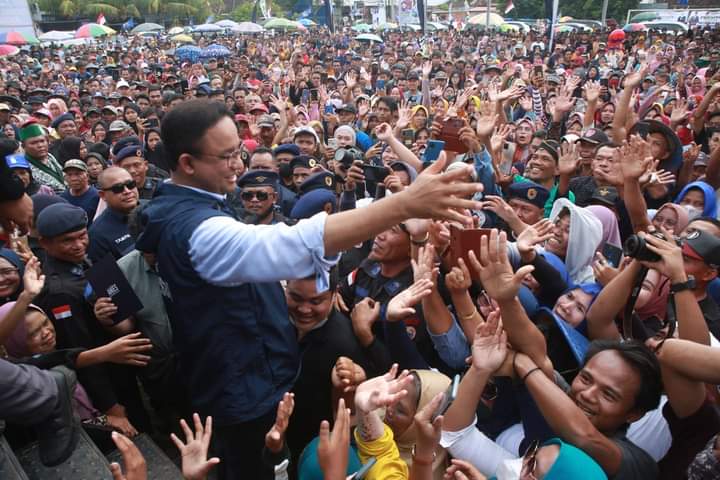 Calon presiden (capres) Anies Baswedan merespons positif terhadap acara ngobrol santai yang dihadiri oleh putrinya, Mutiara Baswedan, bersama (Sumber foto: Wawainews)