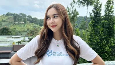 Penyanyi Aura Kasih secara terbuka mengungkapkan permintaannya jika suatu saat ada calon suami yang akan datang dalam hidupnya. Sebelumnya, Aura Kasih mengakhiri (Sumber foto : Terasinfo)