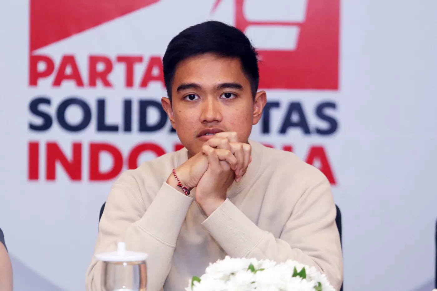 Ketua Umum Partai Solidaritas Indonesia (PSI), Kaesang Pangarep, memberikan tanggapan terkait hasil survei elektabilitas partainya yang belum menunjukkan performa (Sumber foto: Jawapos)