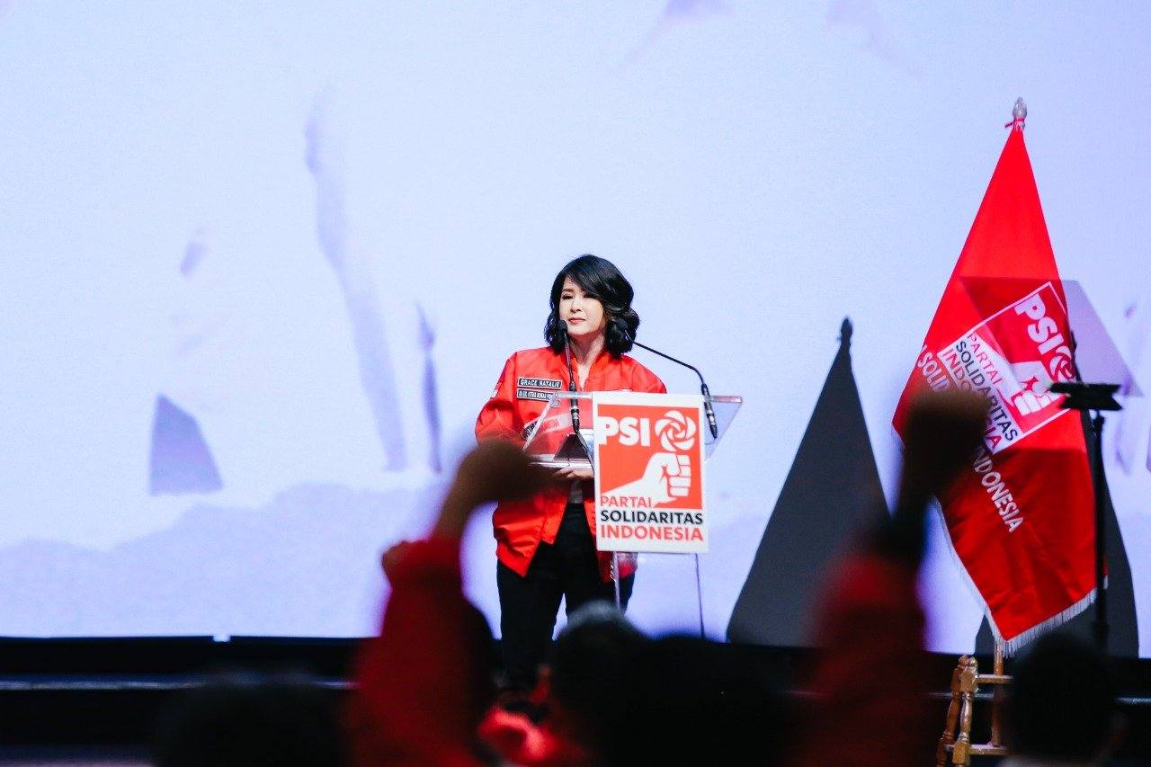 Wakil Ketua Dewan Pembina Partai Solidaritas Indonesia (PSI), Grace Natalie, memberikan klarifikasi terkait isu debat calon wakil presiden (cawapres) (Sumber foto: Kaltim Today)