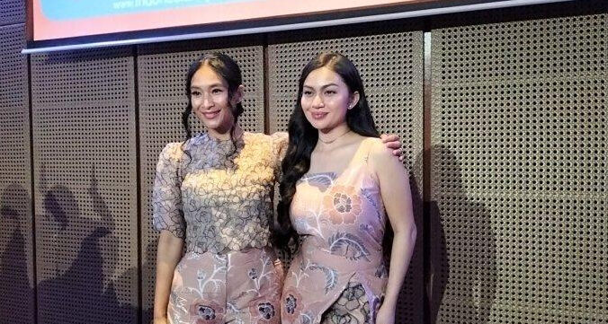 Ariel Tatum Terima tnatangan Happy Salma Nari Jaipong (Sumber Foto. Tribunnews)