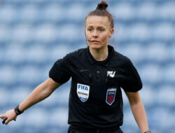 Rebecca Welch Cetak Sejarah Baru: Wasit Wanita Pertama yang Pimpin Laga di Liga Inggris