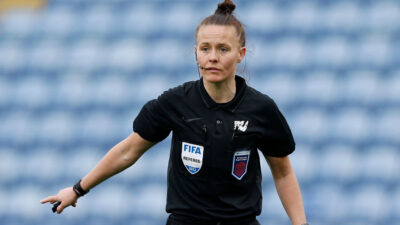 Rebecca Welch Cetak Sejarah Baru: Wasit Wanita Pertama yang Pimpin Laga di Liga Inggris