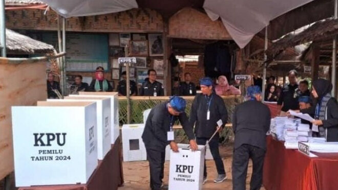 Warga Baduy Simulasi Pemilu (Sumber Foto. Poskota)