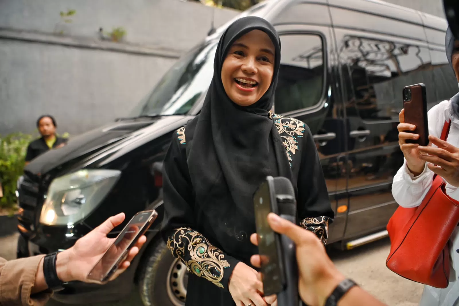 Seiring dengan semakin dekatnya Pemilihan Presiden (Pilpres) 2024, istri dari calon presiden Ganjar Pranowo, yakni Siti Atikoh, turut aktif dalam ( Sumber foto: JawaPos)
