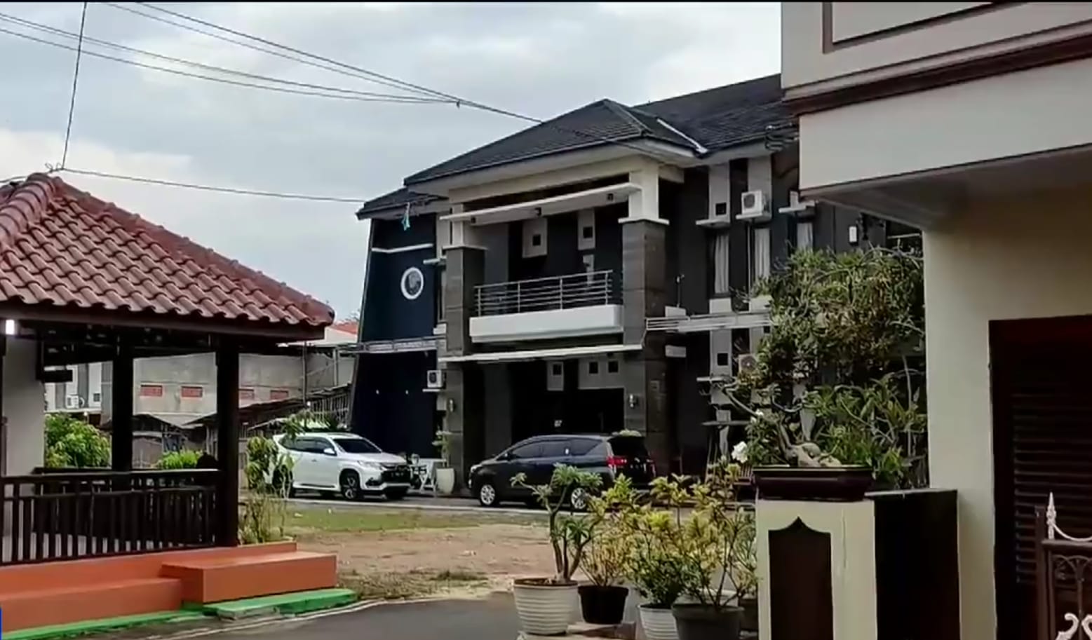 Sebuah Rumah mewah yang berada di Desa Winong Rt 2 Rw 4,Kecamatan/Kabupaten Pati digeledah oleh Komisi Pemberantasan Korupsi (KPK) (Jurnalindo.com)