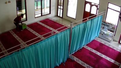 Aksi pencurian kotak amal di sebuah Masjid Al Fadillah di Dukuh Bringin, Desa Sambirejo, Kecamatan Tlogowungu, Kabupaten Pati terekam CCTV