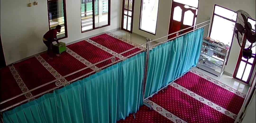 Aksi pencurian kotak amal di sebuah Masjid Al Fadillah di Dukuh Bringin, Desa Sambirejo, Kecamatan Tlogowungu, Kabupaten Pati terekam CCTV