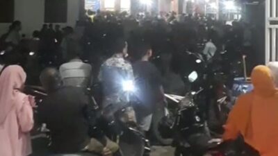 Seorang laki-laki paruh baya berinisial J (57) Kecamatan Gebog, Kabupaten Kudus diamuk massa ketika sedang mencuri sepeda motor pada s