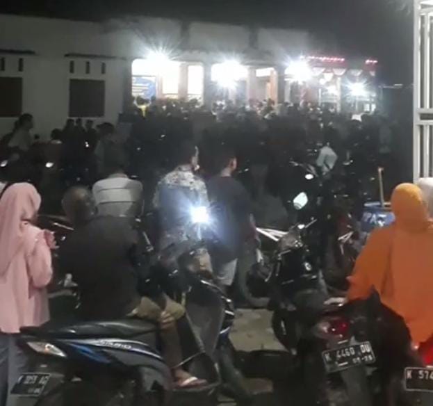 Seorang laki-laki paruh baya berinisial J (57) Kecamatan Gebog, Kabupaten Kudus diamuk massa ketika sedang mencuri sepeda motor pada s