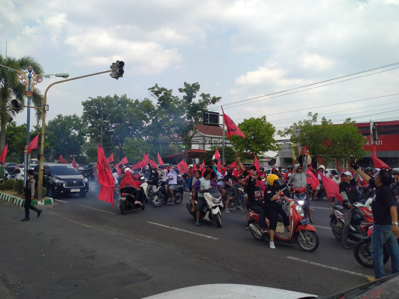 Dalam Kunjungan Ketua umum Partai Solidaritas Indonesia (PSI) Kaesang Pangarep acara ngopi bareng relawan di Rumah Makan Saptorenggo (Jurnalindo.com)