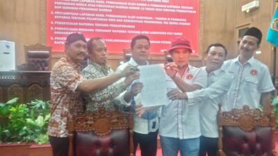 Puluhan kepala Desa yang tergabung dalam organisasi Persatuan Rakyat Desa (Parade) mendatangi Gedung Paripurna Kantor DPRD Pati, Kamis (21/12) untuk mempertanyakan (Jurnalindo.com)