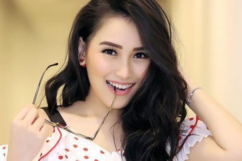 Ayu Ting Ting, penyanyi dangdut dan presenter ternama Indonesia, baru-baru ini menjadi sorotan setelah terungkap bahwa dia tidak tahu cara (Sumber foto: Grid.id)