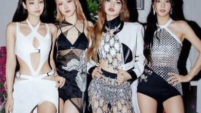 Girl group K-Pop papan atas, BLACKPINK, mengukuhkan komitmen jangka panjang mereka dengan agensi YG Entertainment. Keempat anggota (Sumber foto: Detik.com)