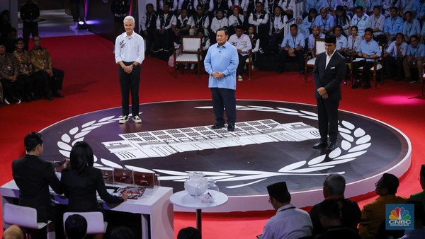 Dalam debat pertama Calon Presiden (Capres) 2024 yang digelar di Kantor Komisi Pemilihan Umum (KPU) pada Selasa (12/12), terjadi serangkaian (Sumber foto : CNBC)