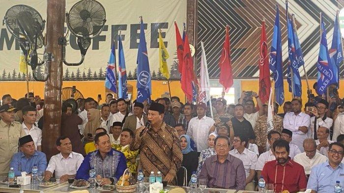 Suasana ceria memenuhi Kedai MZ Coffee di Banda Aceh pada Selasa (26/12/2023) ketika Calon Presiden nomor urut 2, Prabowo Subianto, bersama-sama dengan Presiden (Sumber foto : Tribunews)
