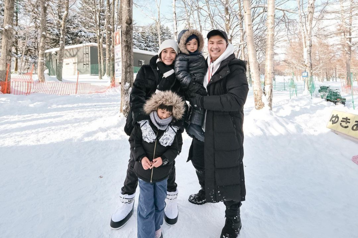 Pasangan selebriti Glenn Alinskie dan Chelsea Olivia merayakan momen Natal dengan penuh kehangatan di Jepang. Keduanya tidak hanya merayakan Natal sebagai (Sumber foto: Okezone)