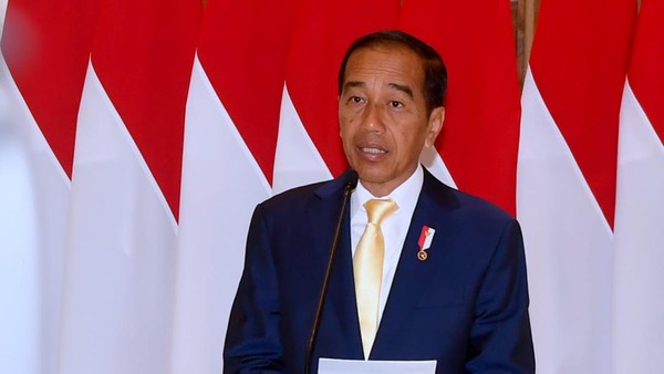 Presiden Joko Widodo (Jokowi) menuai perhatian saat berangkat ke Tokyo, Jepang, dari Lanud Halim Perdanakusuma, Jakarta Timur, pada Sabtu (Sumber foto : DetikNews)