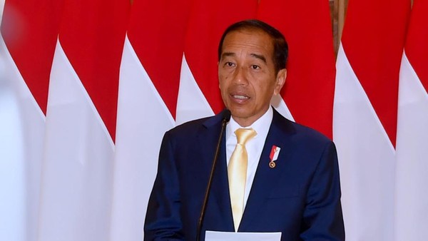 Presiden Joko Widodo (Jokowi) menuai perhatian saat berangkat ke Tokyo, Jepang, dari Lanud Halim Perdanakusuma, Jakarta Timur, pada Sabtu (Sumber foto : DetikNews)
