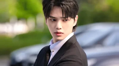 Song Kang, aktor muda yang tengah naik daun, kembali mencuri perhatian sebagai pemeran utama dalam drama Korea terbaru berjudul "My Demon (Sumber foto : Hops.id)