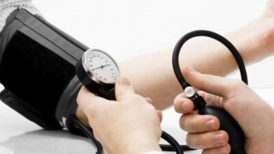 Tanda-tanda hipertensi atau tekanan darah tinggi bisa bervariasi bahkan seringkali bersifat tanpa gejala pada tahap awal. (Sumber foto : Kompas)