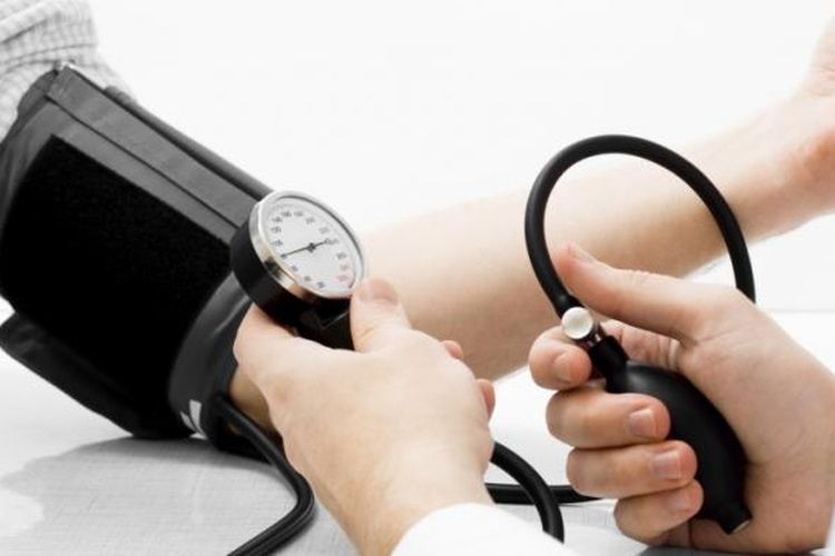 Tanda-tanda hipertensi atau tekanan darah tinggi bisa bervariasi bahkan seringkali bersifat tanpa gejala pada tahap awal. (Sumber foto : Kompas)