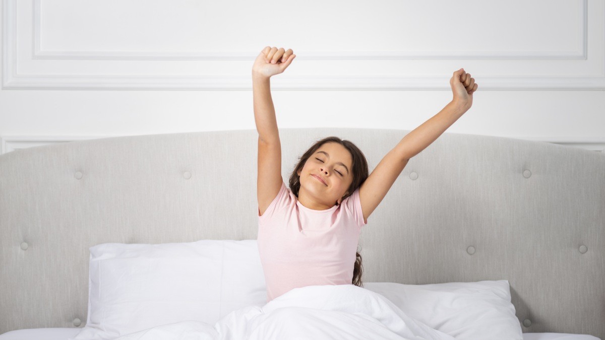 Bangun pagi bisa menjadi rutinitas yang menantang bagi seseorang anak, terutama jika anak Anda belum dibiasakan melakukan hal tersebut. Namun, sebagai orang tua (Sumber foto: KlikDokter)