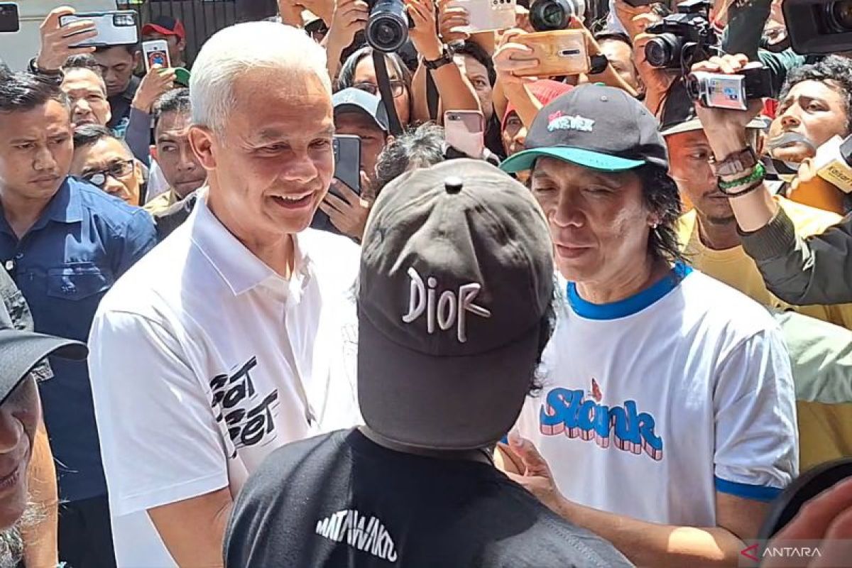 Ganjar Pranowo, calon presiden nomor urut 3, menyikapi tindakan Presiden Joko Widodo yang makan secara terbuka bersama Menteri Pertahanan Prabowo Subianto di Magelan (Sumber foto: Antara)