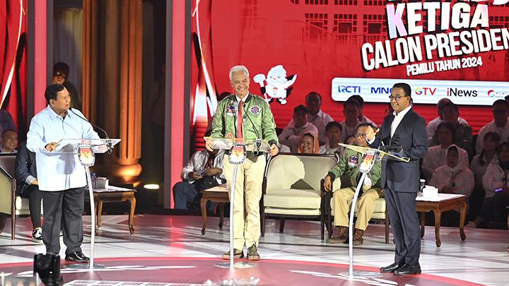 Pada debat capres ketiga yang digelar pada Minggu (7/1/2024), calon presiden nomor urut 2, Prabowo Subianto, memberikan respons terhadap pernyataan calon presiden (Sumber foto : Tempo)