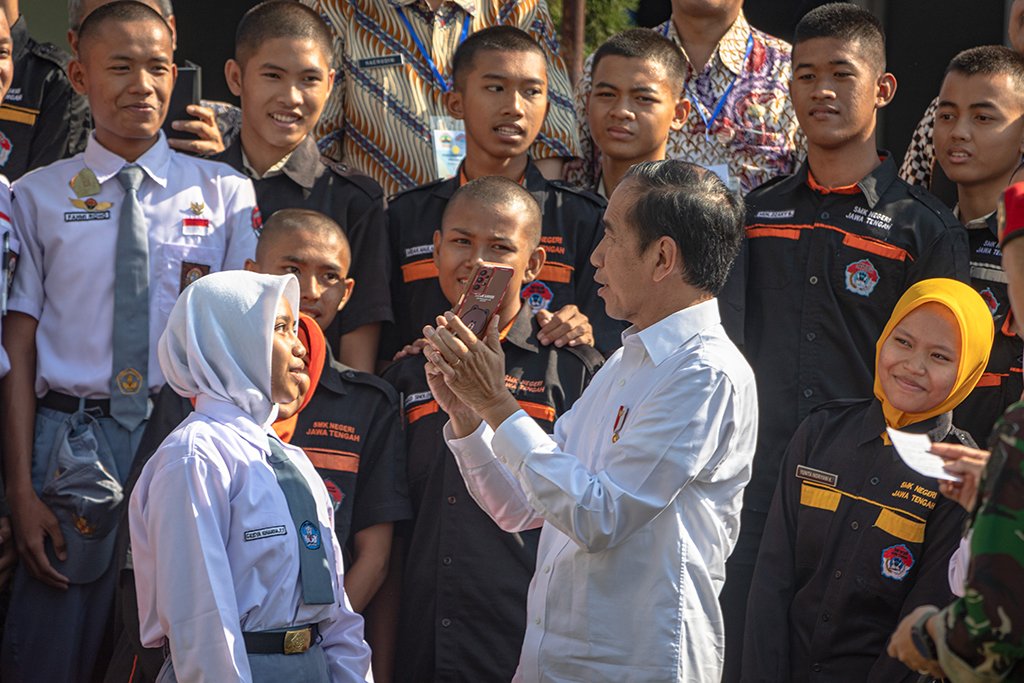 Presiden Joko Widodo (Jokowi) memulai kunjungan kerja ke Provinsi Jawa Tengah, yakni Salatiga dan Magelang, pada awal pekan ini. Pada kunjungan tersebut, Jokowi didampingi (Sumber foto : Info Publik)