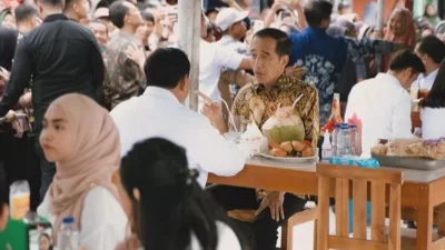 Momen makan bersama antara Presiden Joko Widodo (Jokowi) dan Menteri Pertahanan Prabowo Subianto di sebuah warung bakso di Magelang, Jawa Tengah, usai meresmikan (Sumber foto ; Strategi.id)