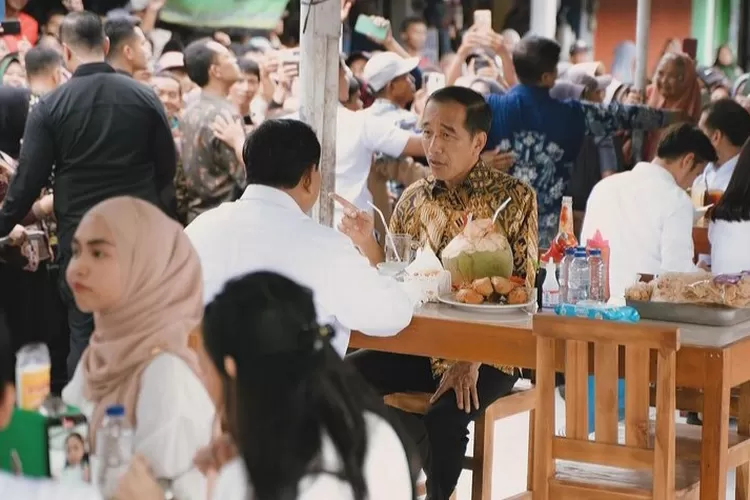 Momen makan bersama antara Presiden Joko Widodo (Jokowi) dan Menteri Pertahanan Prabowo Subianto di sebuah warung bakso di Magelang, Jawa Tengah, usai meresmikan (Sumber foto ; Strategi.id)