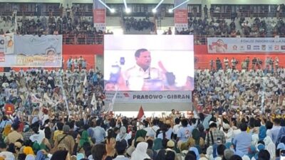 Calon presiden nomor urut 02, Prabowo Subianto, tampil di hadapan ribuan massa dalam acara Konsolidasi Partai Koalisi Indonesia Maju, Relawan, dan Masyarakat Sumatera (Sumber foto : Suara.com)